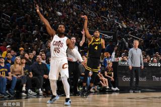 度崴脚离场 度崴脚离场